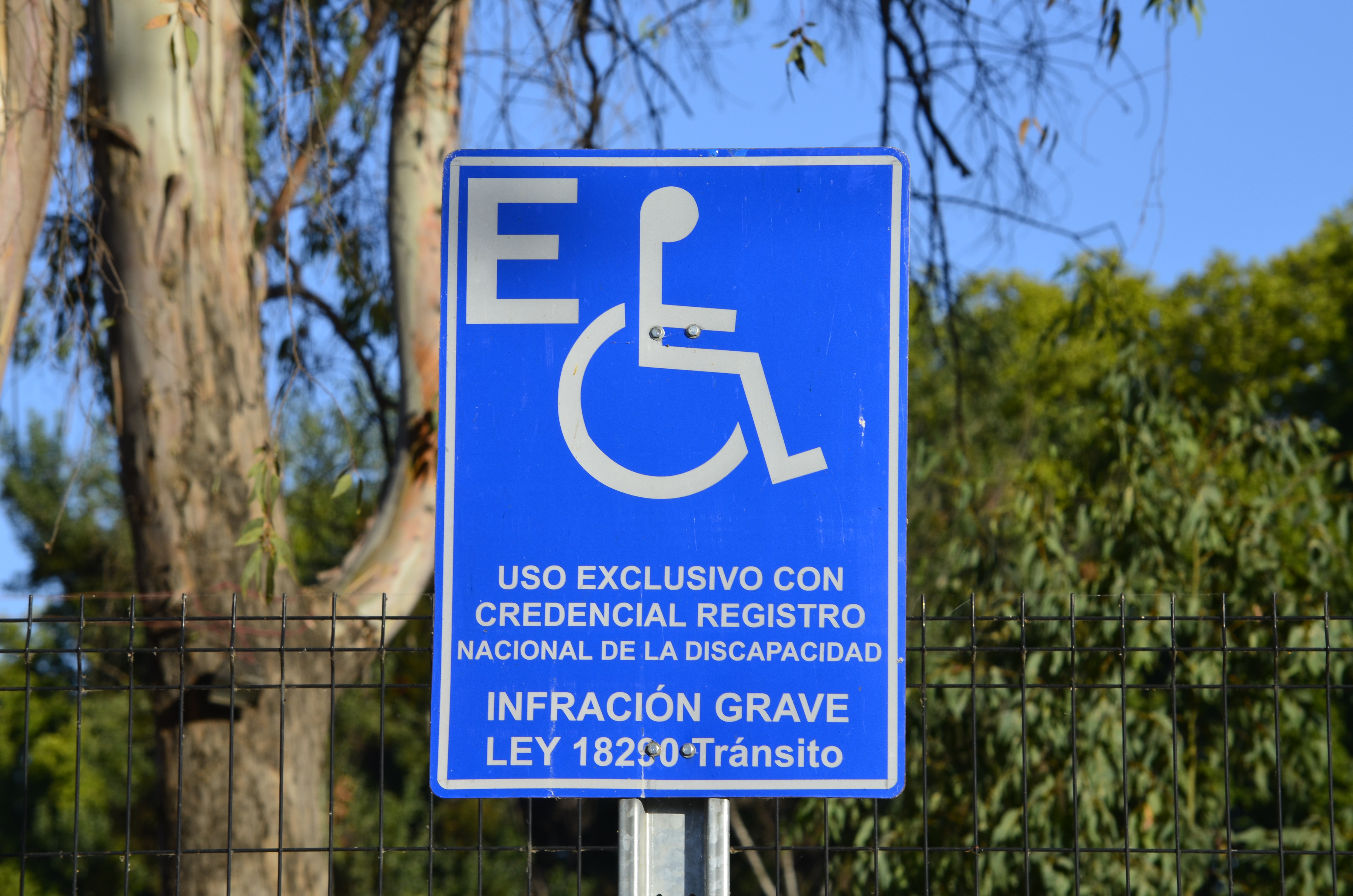 Fotografía del letrero que establece estacionamiento para personas con discapacidad